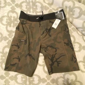 NWT VOLCOM Boys Camo Board Shorts